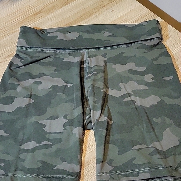 NWOT Old Navy Active Tan and Green Camo Print High Waisted XL shorts - Picture 2 of 6